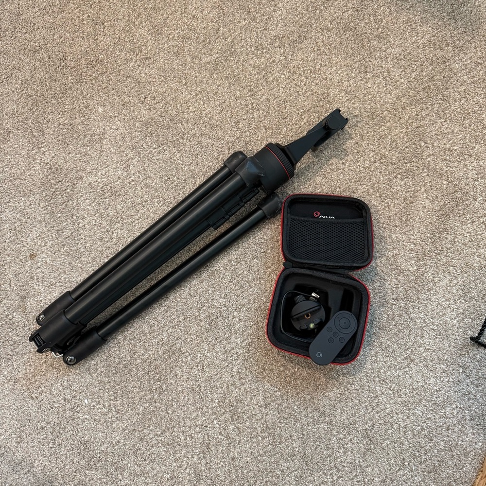 Pivo Black Tripod with Remote